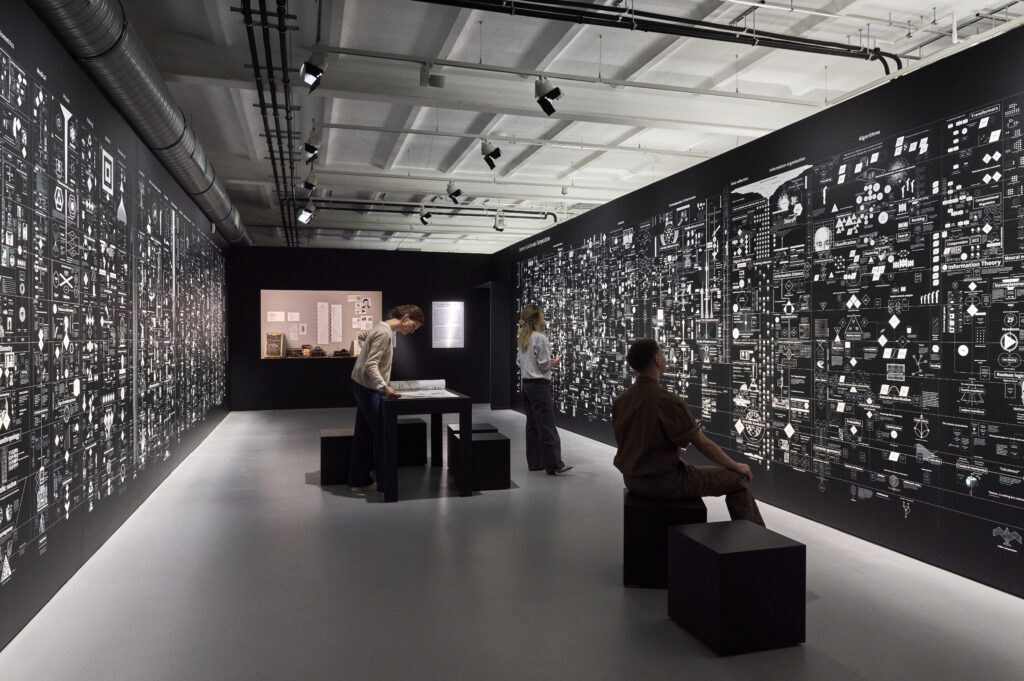 SCHIRN-AI-unique assemblage 16